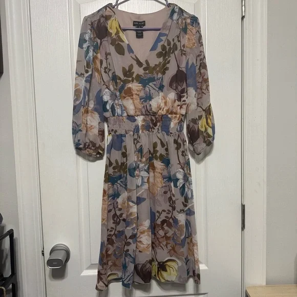 Chic Floral Midi Dress with V-Neck - Picture 2 of 12
